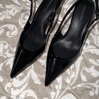 Schwarze Slingback-Pumps