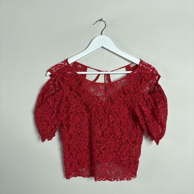 Haut en dentelle rouge Zara