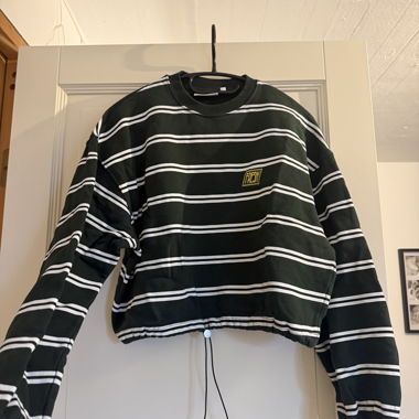 Gestreifter Cropped Pullover