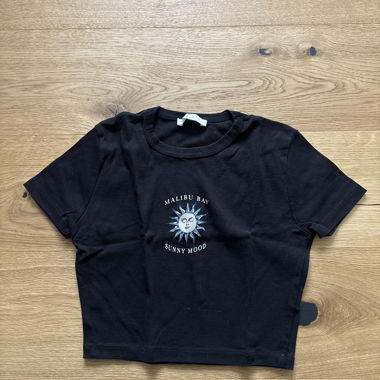 Schwarzes T-Shirt mit Sonne