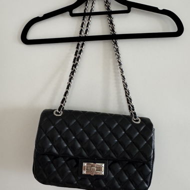 Quilted chain shoulder bag