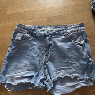 Shorts di jeans azzurri con frange