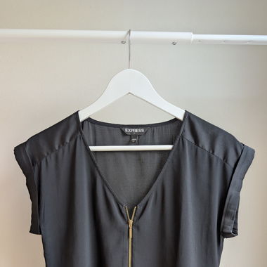 Blouse noire avec fermeture éclair dorée