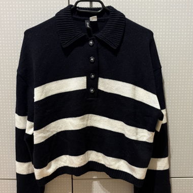 Maglione a righe con colletto polo