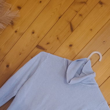 Pastellblauer Rollkragenpulli