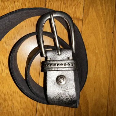 Ceinture en cuir noire avec boucle métallique