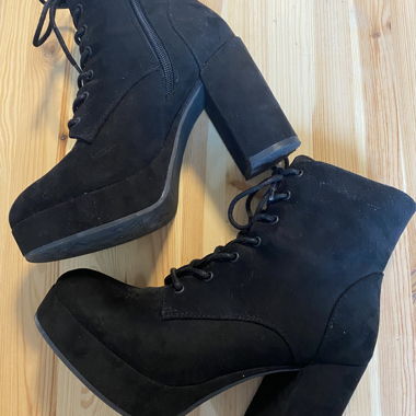 Hohe Stiefel