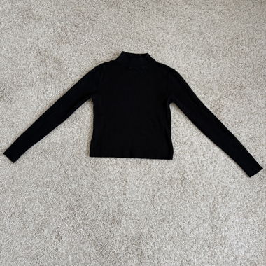 Schwarzer gerippter Rollkragenpullover