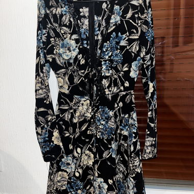 Schwarzes Spitzenkleid mit Blumenmuster