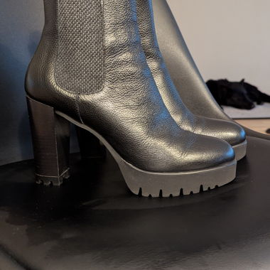 Boots, Pelle