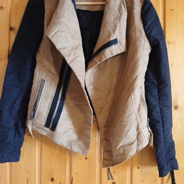 Leichte braune und schwarze Jacke