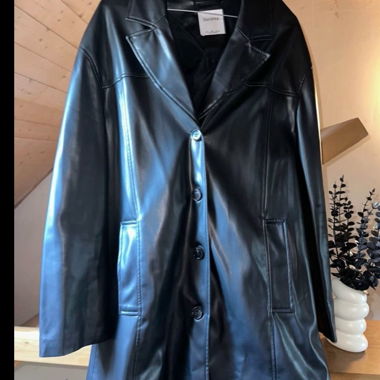 Cappotto corto, L