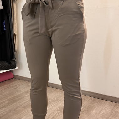 Pantalone beige da donna con cintura