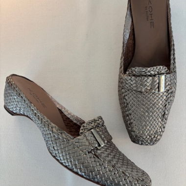 Mules intrecciate color platino di KOHE