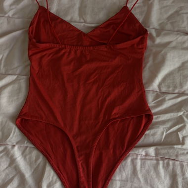 Roter Satin-Body