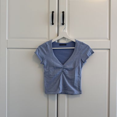 Blaues Cropped-T-Shirt mit V-Ausschnitt