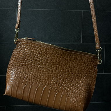Lederhandtasche im Croco-Look in Braun