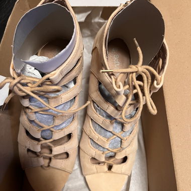 Beige Keilsandaletten