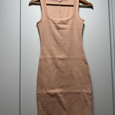 Lachsfarbenes Midikleid