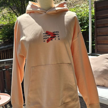 Felpa color polvere con stampa