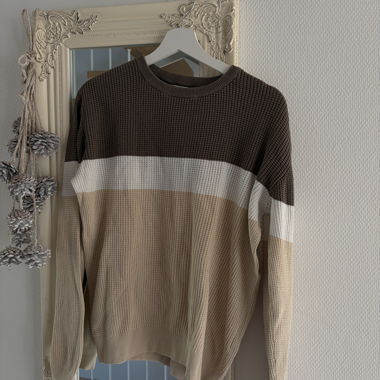 Gestreifter Strickpullover in Beige und Braun