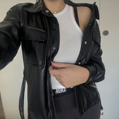 Gürteljacke aus schwarzem Kunstleder