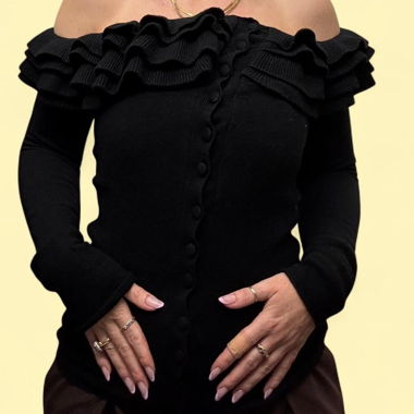 Top in maglia nero a spalle scoperte