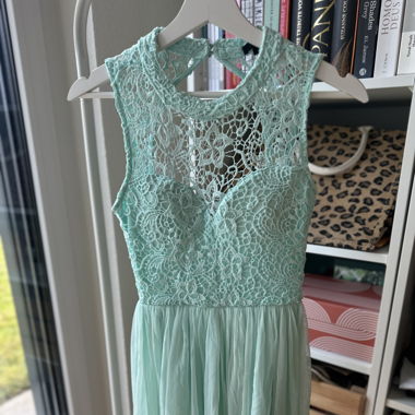 Rückenfreies Sommerkleid mir Spitze