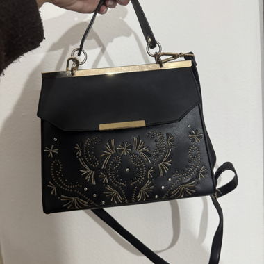 Schwarze Handtasche mit Schulterriemen
