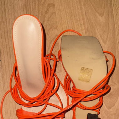 Stylische orangefarbene Heels – Größe 39