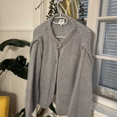 Graue Strickjacke