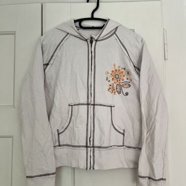Weisse Kapuzenjacke mit Stickerei