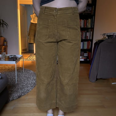 Pantalon en velours côtelé couleur moutarde