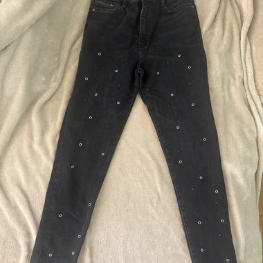 Schwarze Jeans mit Nieten