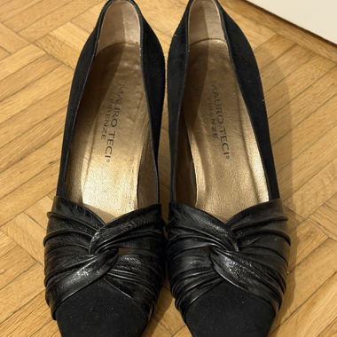 Black heeled pumps