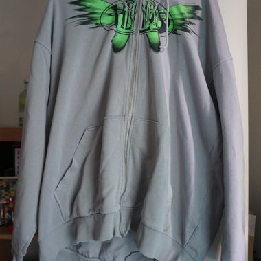 Pull gris avec fermeture éclair et détails verts