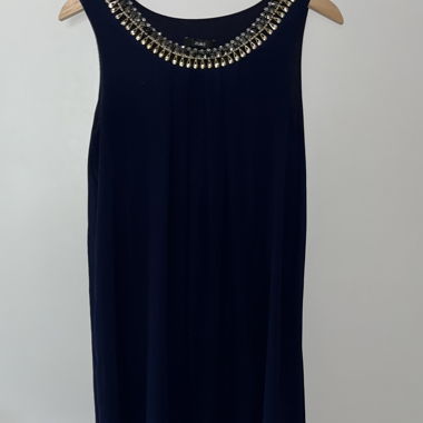 Robe bleu foncé avec col orné