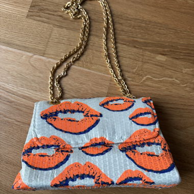 Sac bandoulière coloré à anse chaîne