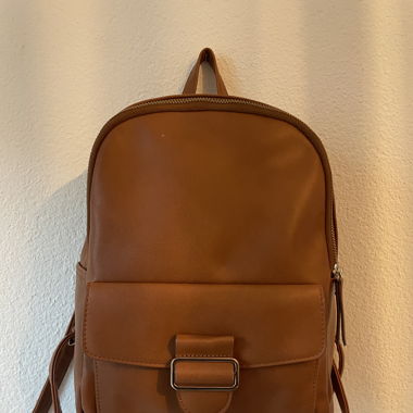 Kompakter Rucksack in Cognac – Anna Field