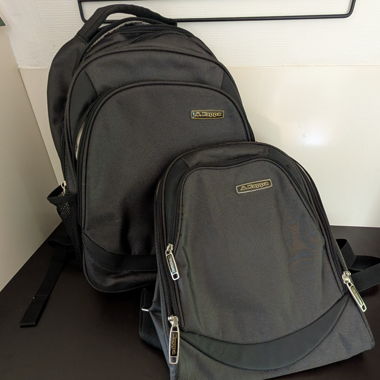 Deux sacs à dos Kappa noirs