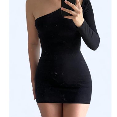 Robe mini noire à une épaule
