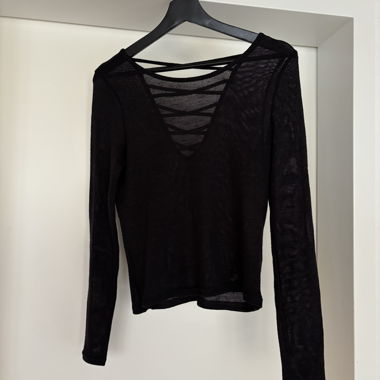 Top a maniche lunghe nero con dettagli allacciati