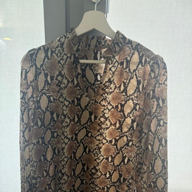 Bluse mit Schlangenmuster