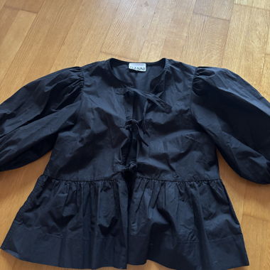 Blusa GANNI nera con fiocchi