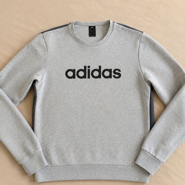 Grauer Adidas-Hoodie