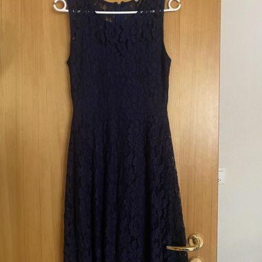 Robe en dentelle bleu marine
