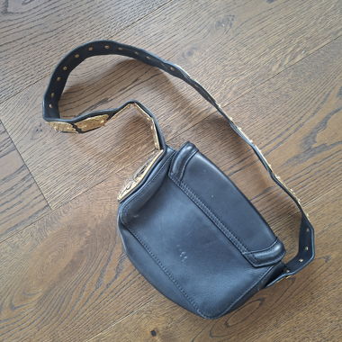 Schwarze Ledertasche für die Schulter (Crossbody) Snake