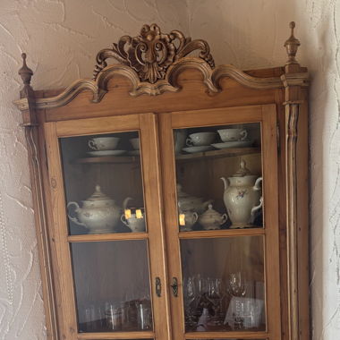 Antiker Eck- Schrank
