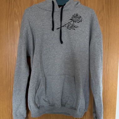 Grauer Hoodie mit Rosen-Print