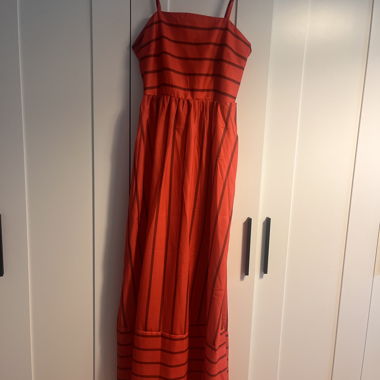 Rotes gestreiftes Sommerkleid
